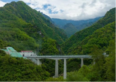 成蘭鐵路躍龍門(mén)隧道建設(shè)使用電動(dòng)葫蘆